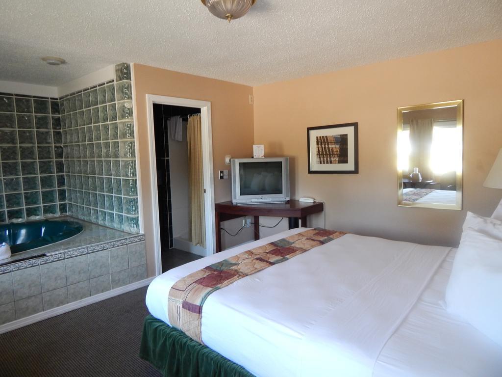 Capri Motel 2*